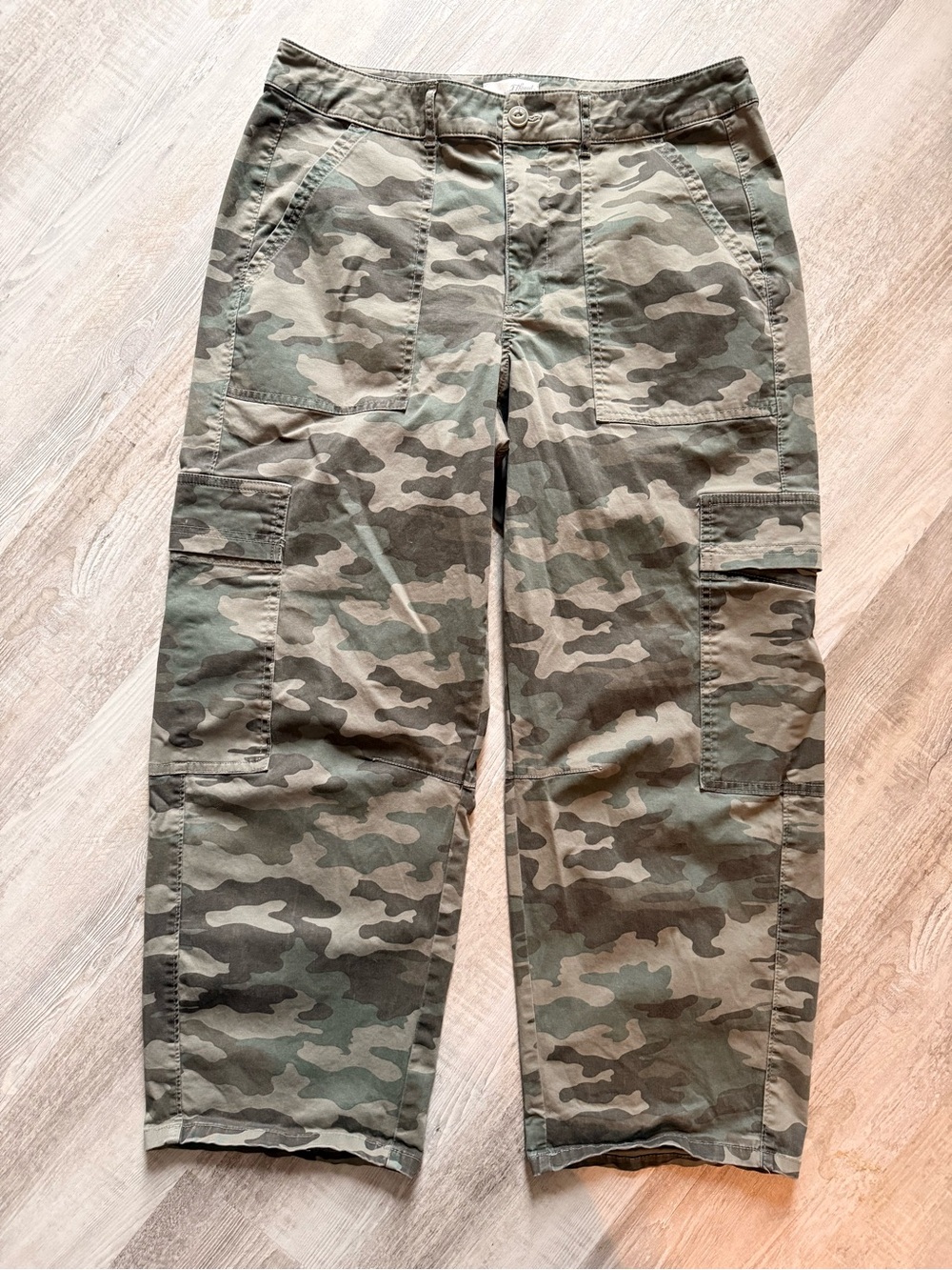 Universal Thread Women's Camo Wide-Leg Cargo Pants - Green/Tan